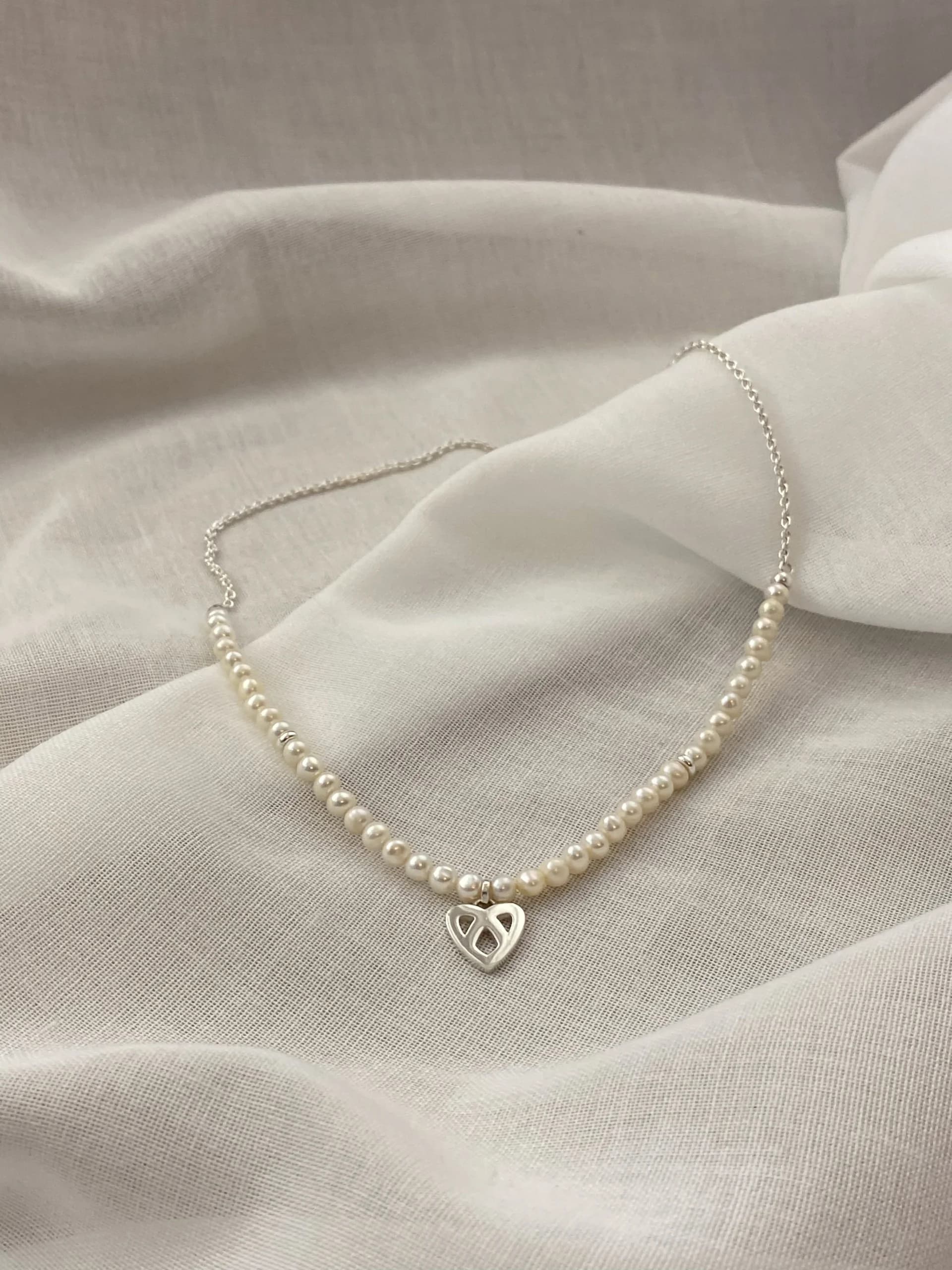 Nouvelle pearl necklace