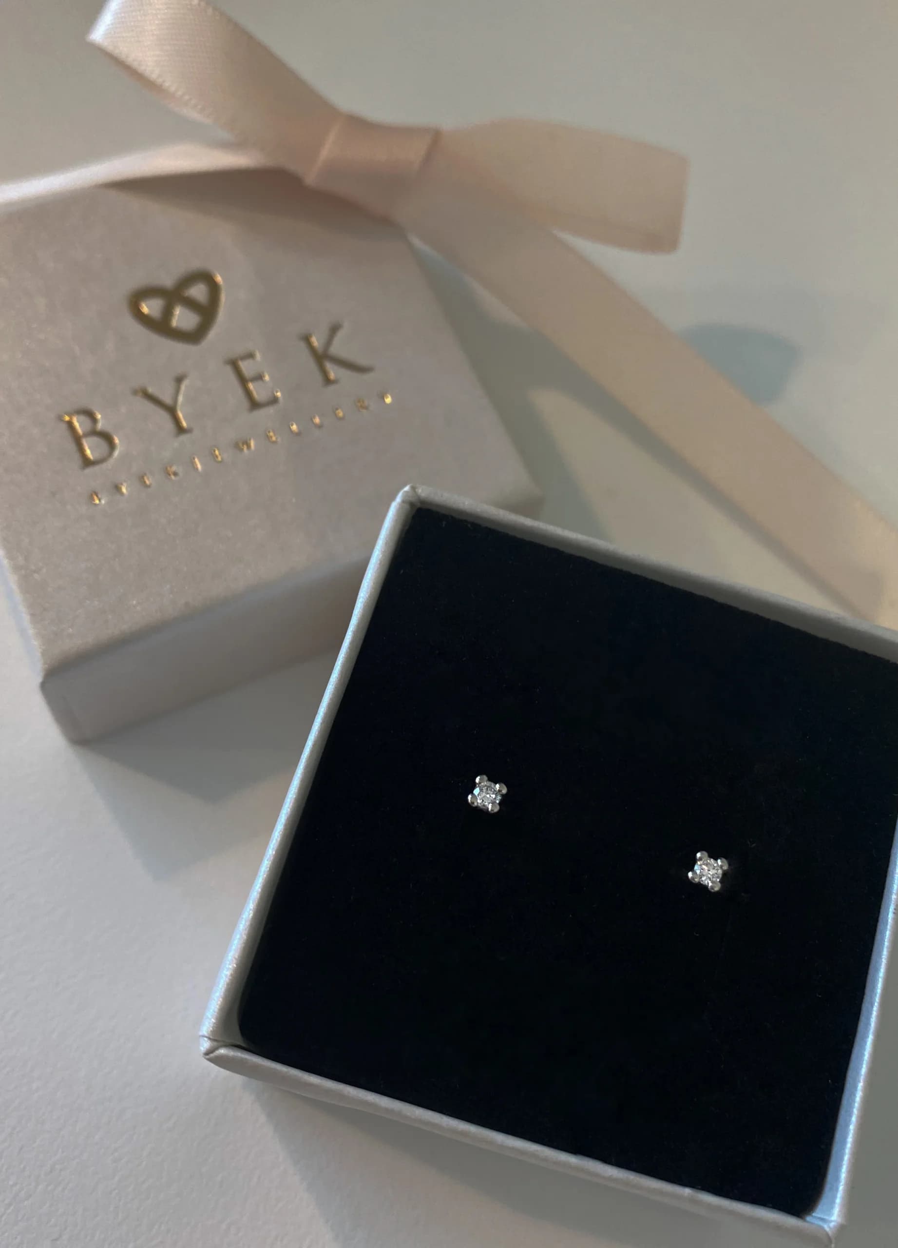 Juni studs 18k