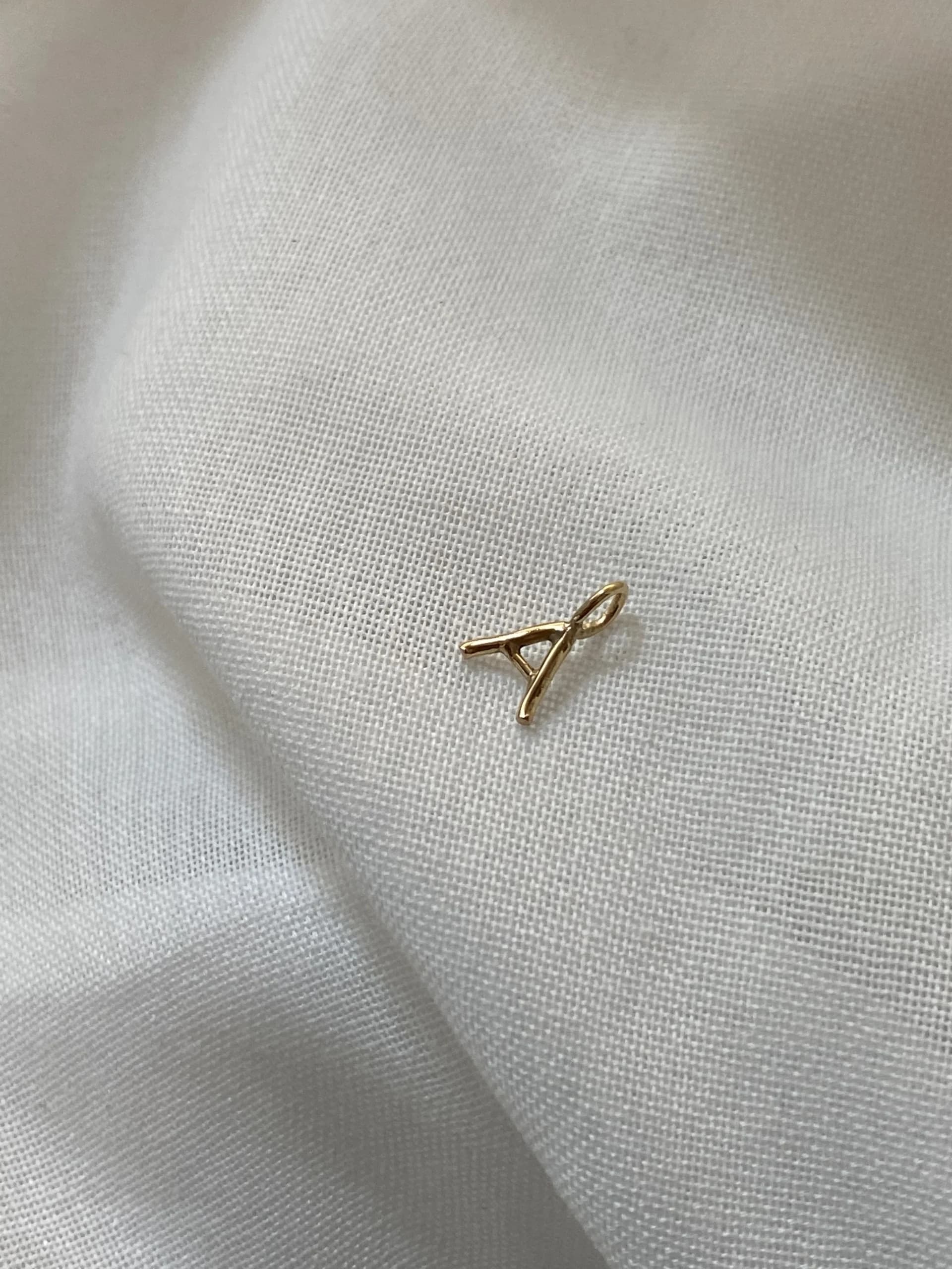 Letter penant petite 18k