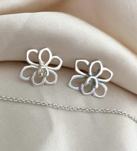 Cataleya studs