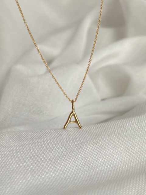 Letter Pendant Petite 18k med halskedja
