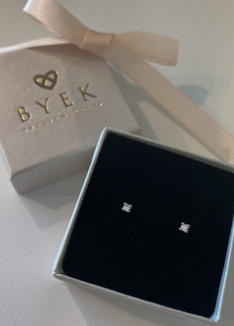 Juni studs
