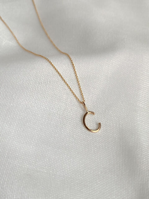 Letter Pendant Petite 18k med halskedja